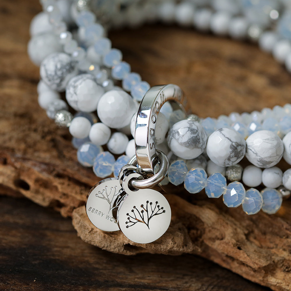 Armband mit echten weissen Howalit  Steinen