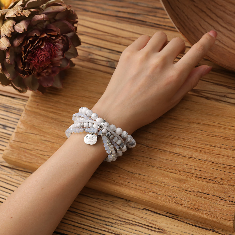 Armband mit echten weissen Howalit  Steinen